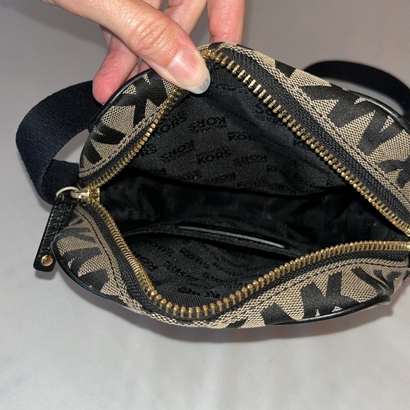 Michael Kors Flight bag establish 1981 Crossbody - Picture 6 of 7